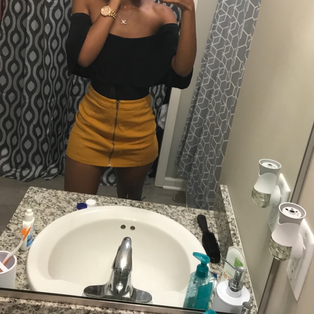 Mustard mini skirt